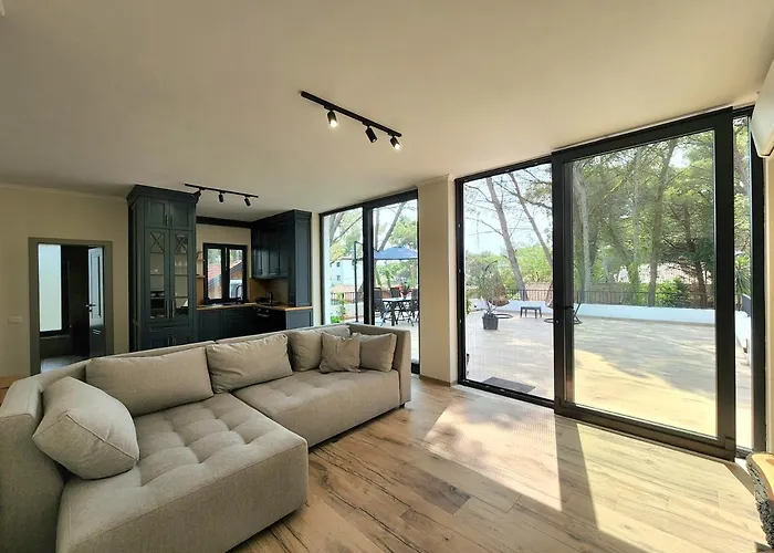 Pinetrees Penthouse @ The * Golem (Tirana)