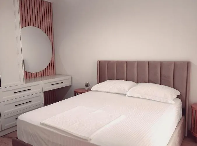 Vakantiehuis Pinetrees Penthouse @ The Golem (Tirana)